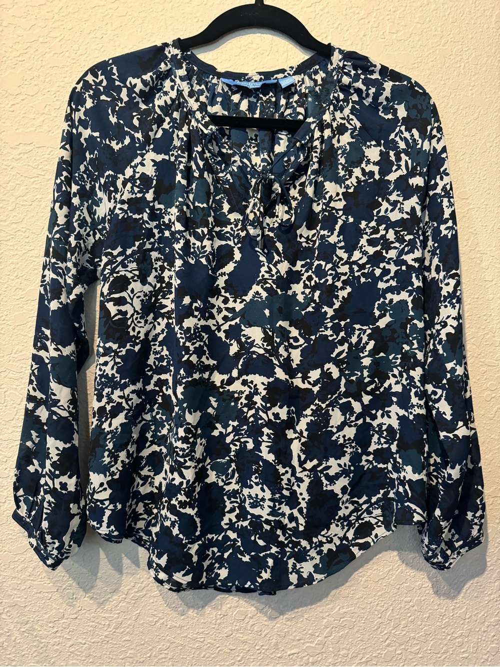 Simply Vera Vera Wang Navy and White Floral Print Blouse